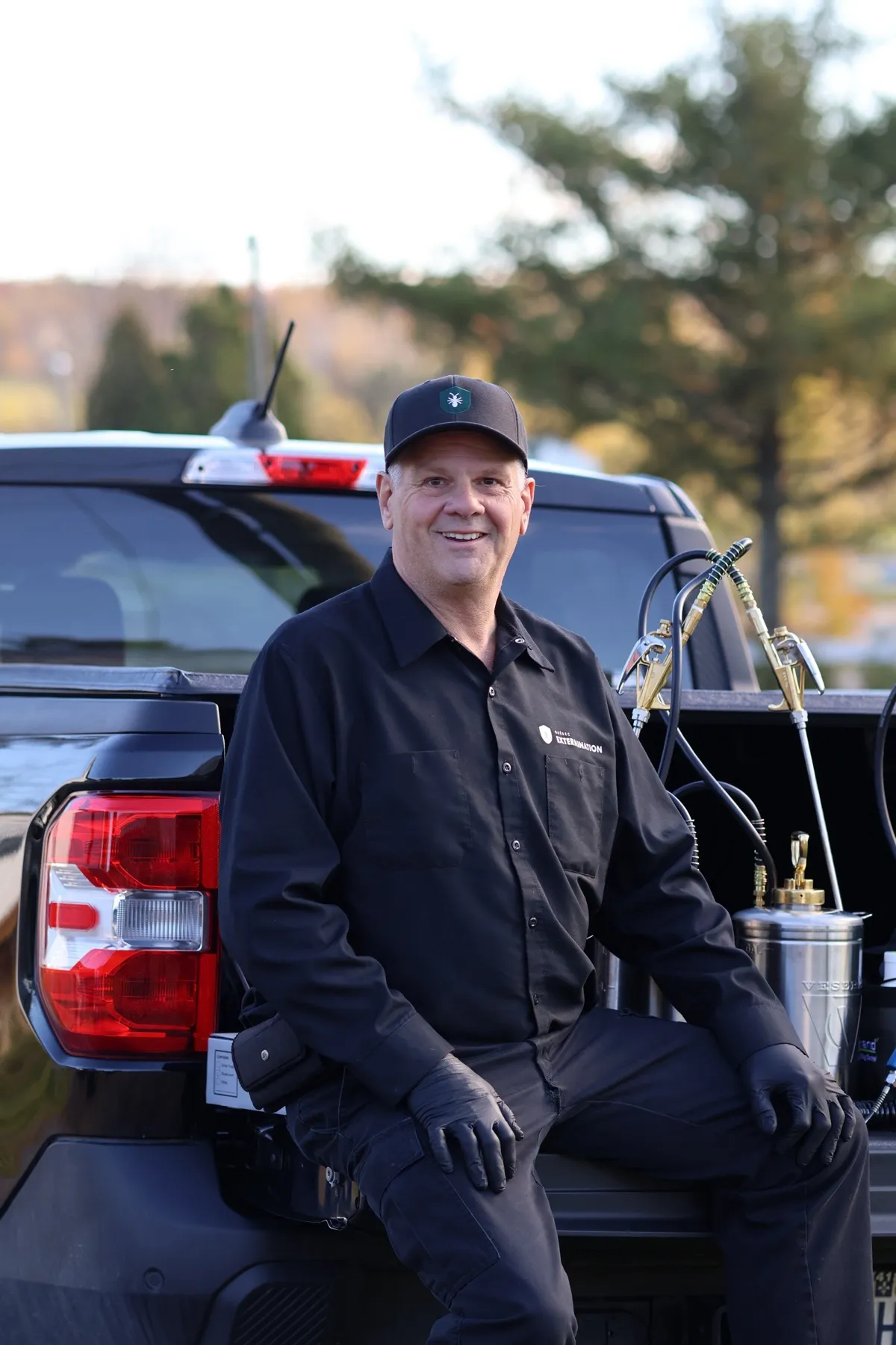 A Québec Extermination technician treating outdoors